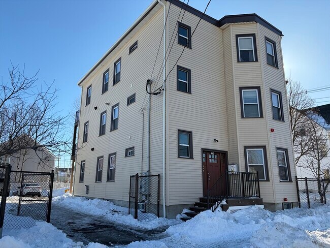 Building Photo - 574 Warren Ave