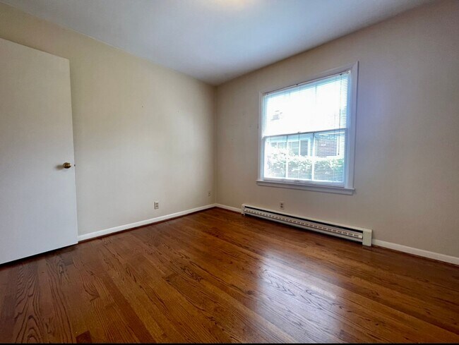 Building Photo - Stunning Two-bedroom In SW Portland~ Great...