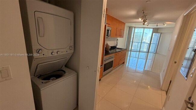 Building Photo - 475 Brickell Ave