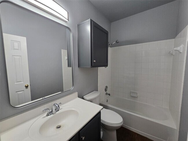 Building Photo - 808 N Creek Blvd