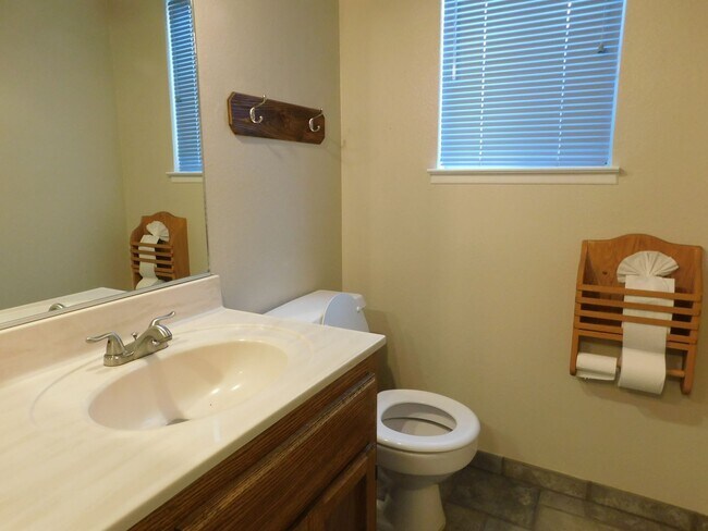 Building Photo - Spacious 3bd 2.5ba Quiet location.