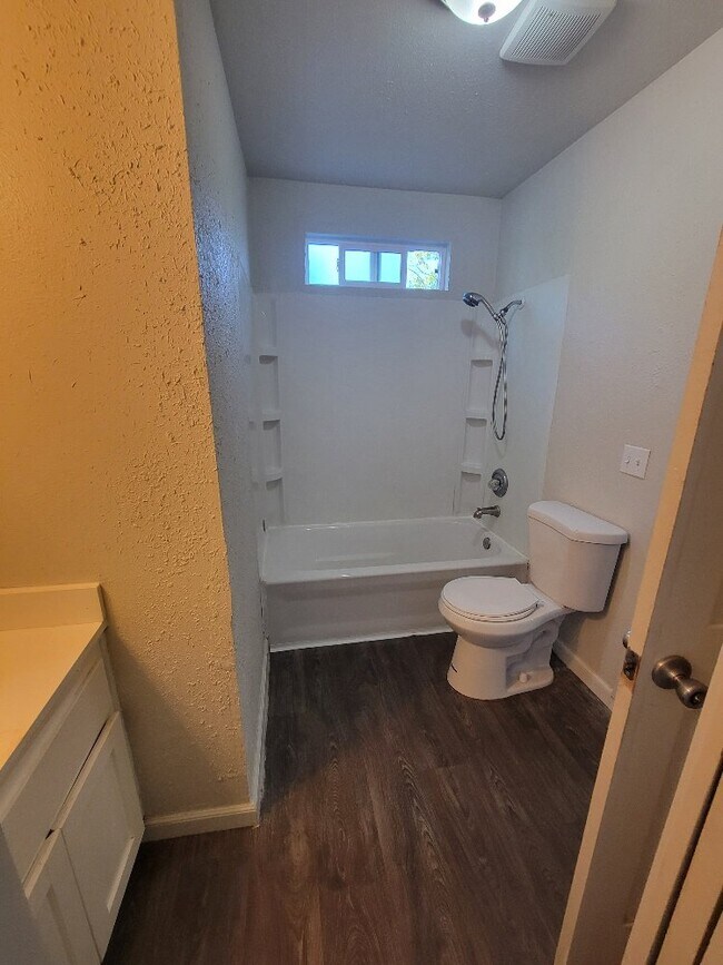 Building Photo - Lovely 3 bedroom 1.5 bath duplex for rent ...