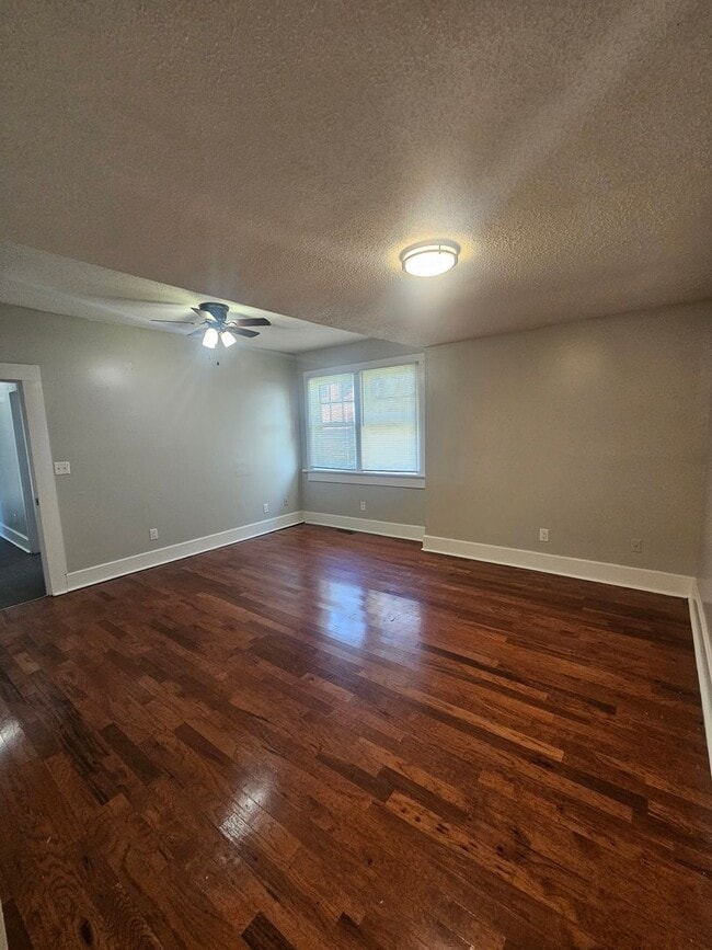 Building Photo - 1033 E 5th St