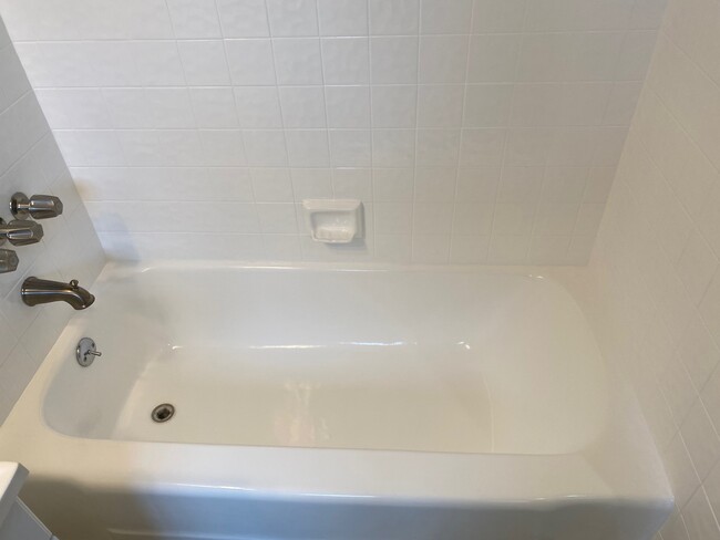 Full Bath - 15032 Moorpark St