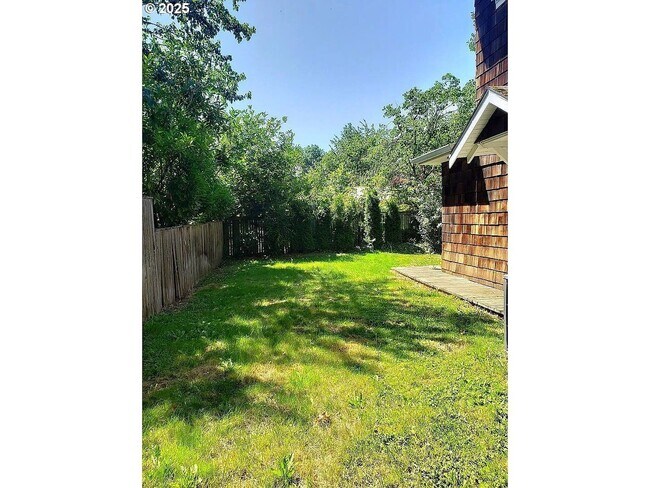 Building Photo - Large 6 Bedroom Close to UofO Campus