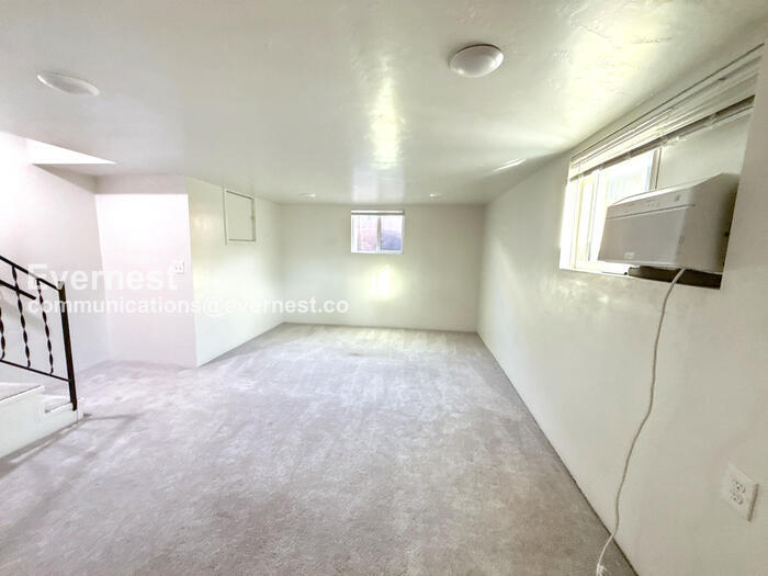 Building Photo - 934 E 7th St