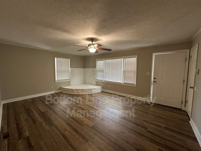 Building Photo - 4453 Oakmont Cir