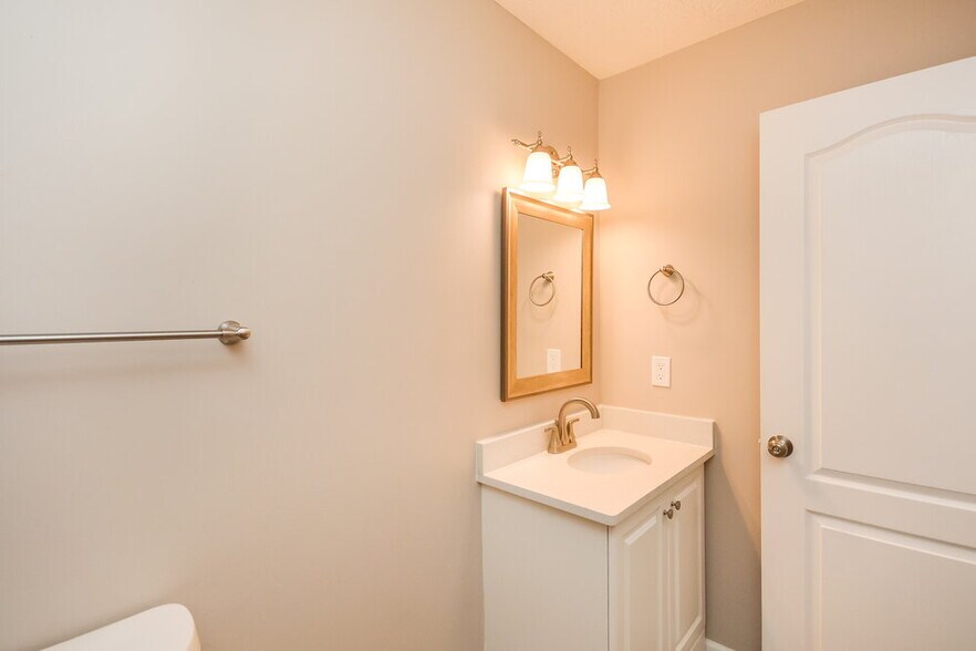 Building Photo - 205 Fieldstone Ln