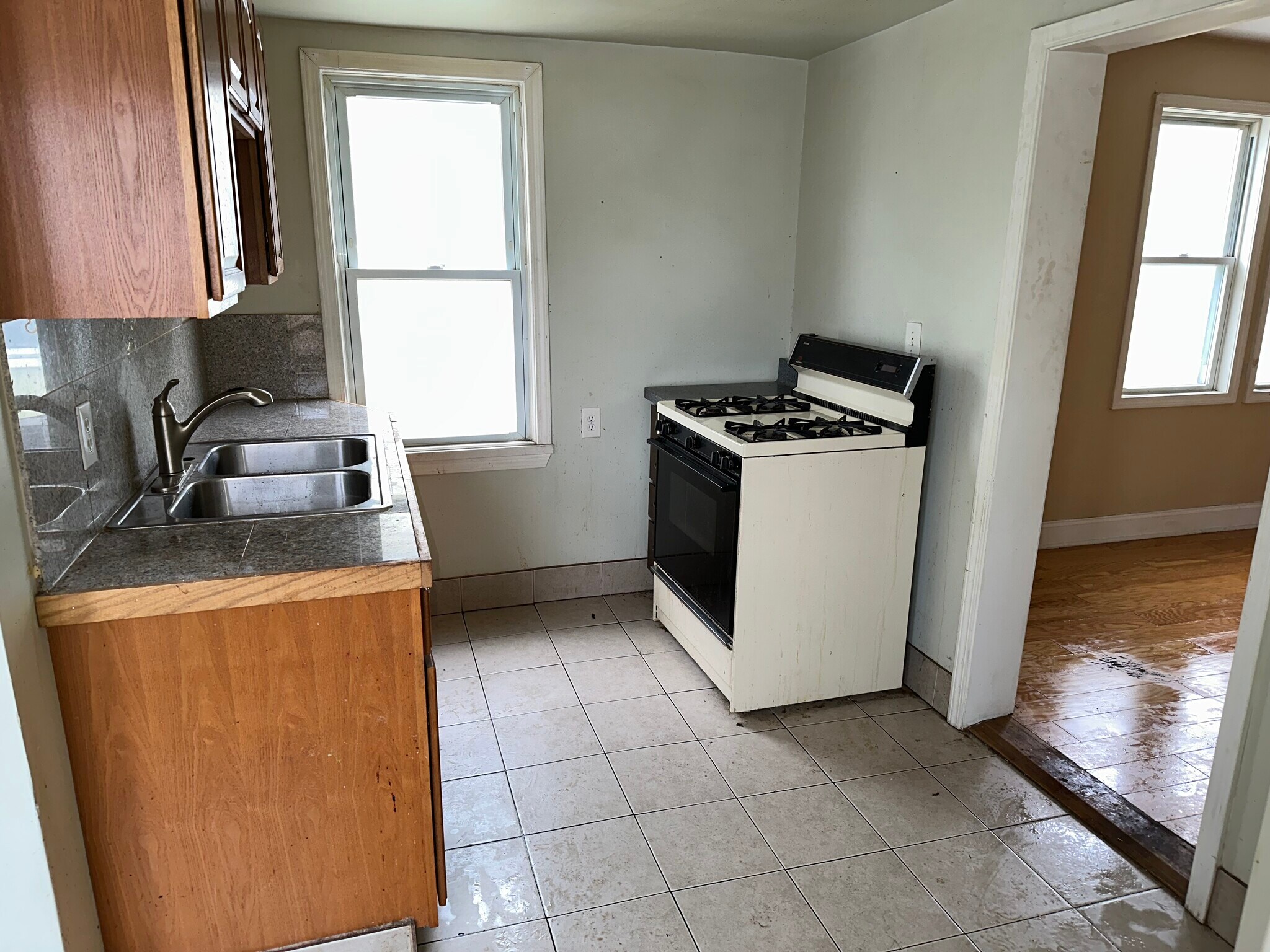 Building Photo - 2007 Broadway St