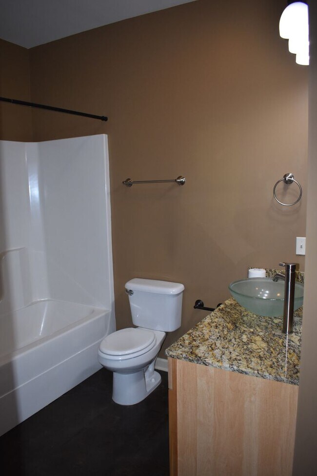 Building Photo - 3 Bedroom Townhouse in Broussard