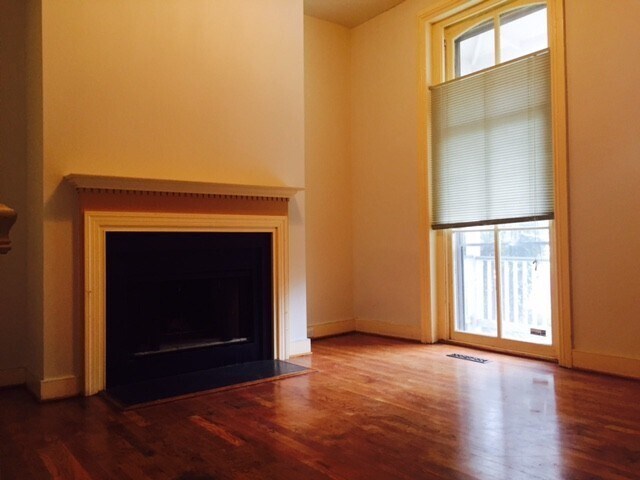 Building Photo - 511 St James St