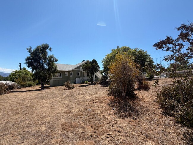 Building Photo - 850 W 7th Ave
