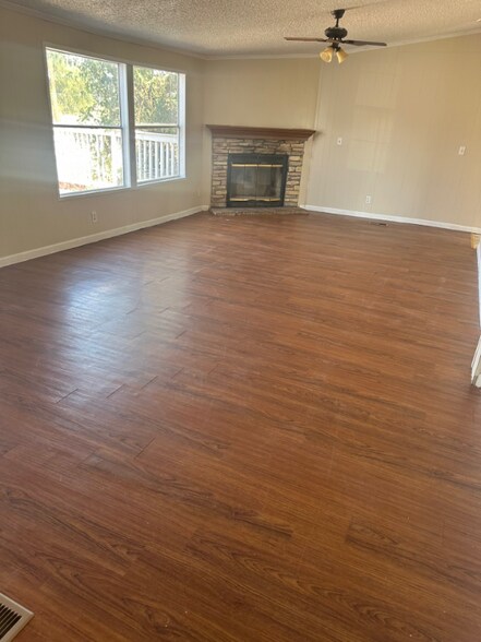 Building Photo - 123 Forest Creek Ln