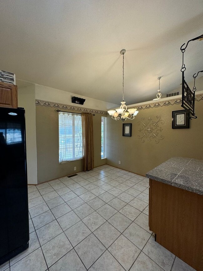 Building Photo - Green area 3 bedroom 2 bath with bonus roo...