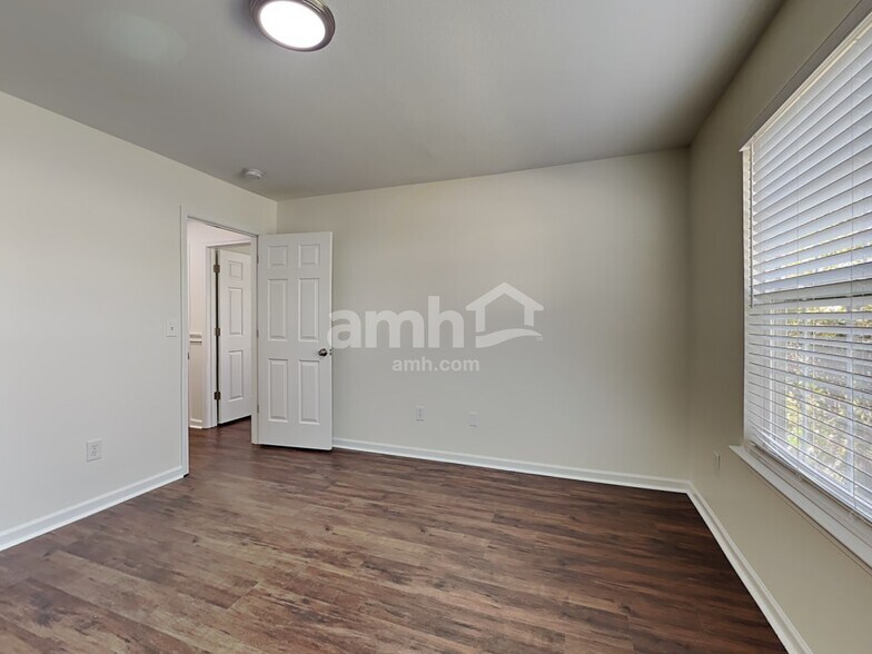 Building Photo - 105 St James Ct
