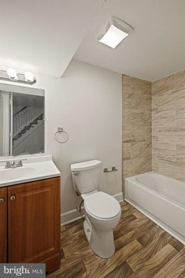 Building Photo - Available Now- Beautiful 3 Bedroom, 2 Bath...