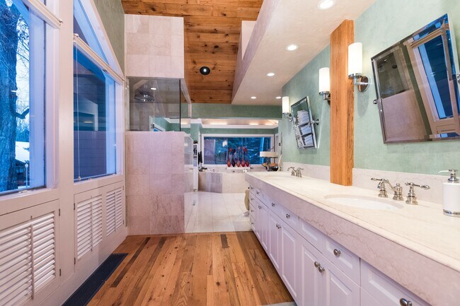 Building Photo - 437 W Smuggler St