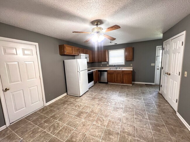 Building Photo - 1404 Valleywood Dr