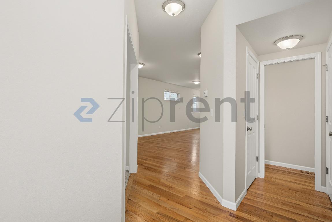 Building Photo - Unit