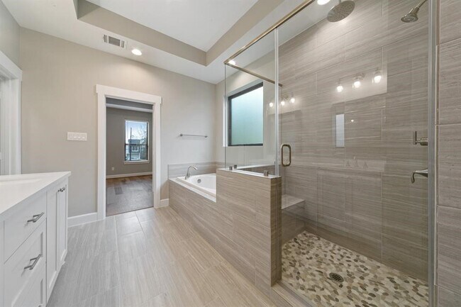 Building Photo - 1119 E 27th St