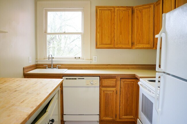 Building Photo - FREE PARKING! Spacious Nob Hill Historic Property with a Fireplace & Vintage Details!