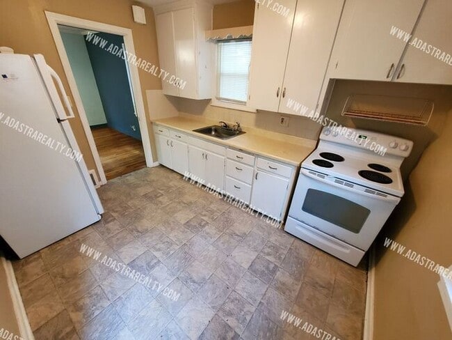 Building Photo - 2 Bedroom Waldo Charmer!!-Available in AUG...