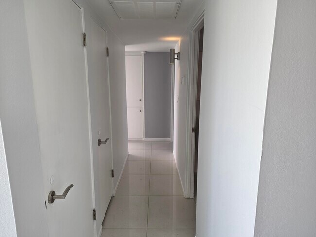 Building Photo - 723 E Louise Dr