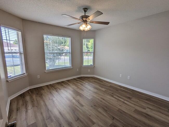 Building Photo - 1812 Brick Cir