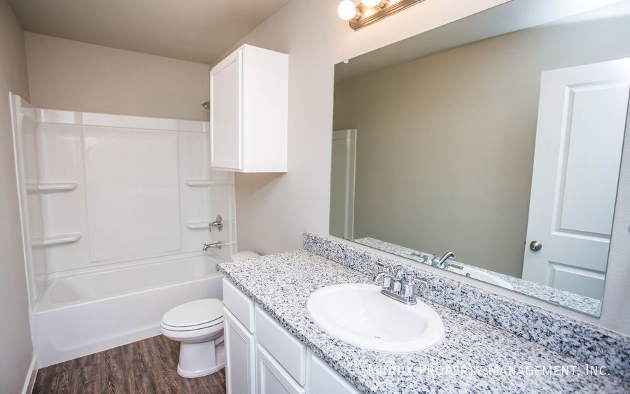 Building Photo - 407 E 21st St