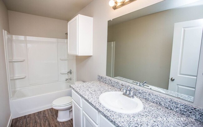 Building Photo - 407 E 21st St