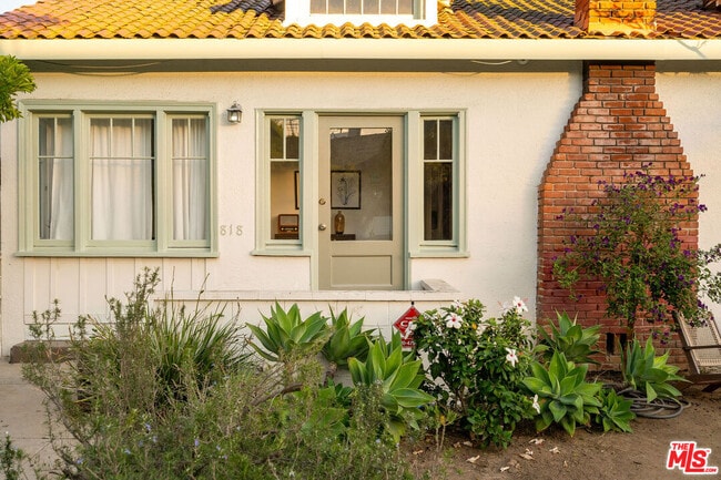 Building Photo - 818 Palms Blvd