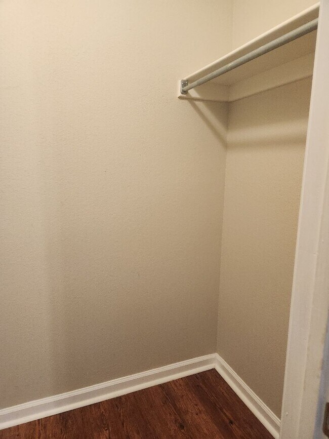 Building Photo - 2/2 Lower Unit Condo