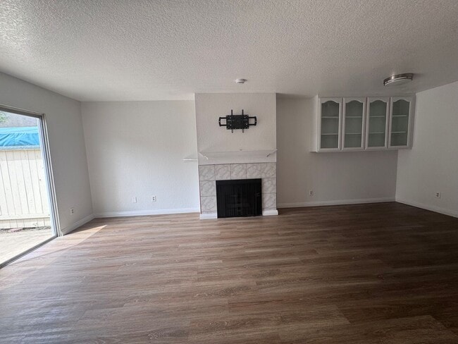 Building Photo - Spacious Home in Huntington Park HOA Commu...