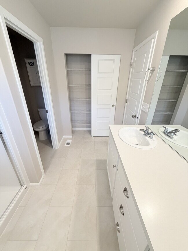 Building Photo - Newer Build 3 Bedroom 3 Bathroom- Single Family Home