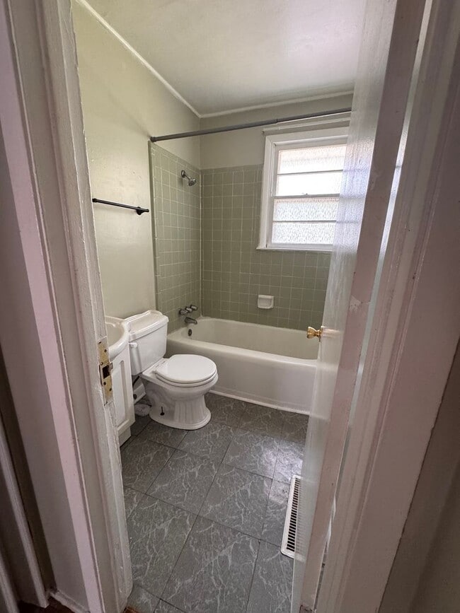 Building Photo - 503 Henderson Dr