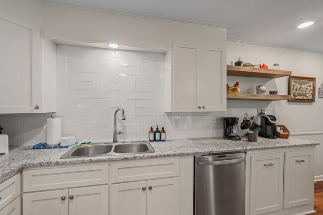Building Photo - 608 S 21st Ave