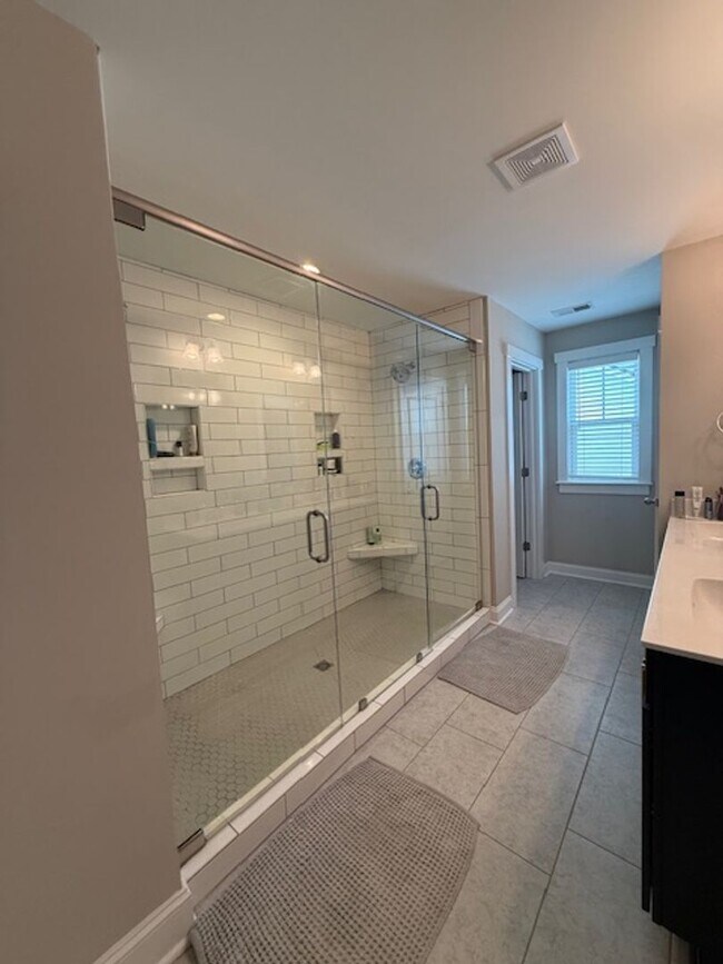 Building Photo - Quaint Neighborhood Living: Spacious 3 Bed...