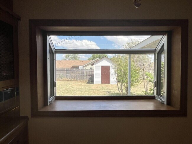 Building Photo - "Charming Space in Yukon, OK! Lawn care included!"