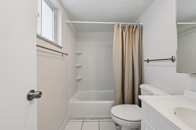 Building Photo - 1400 NE 54th St