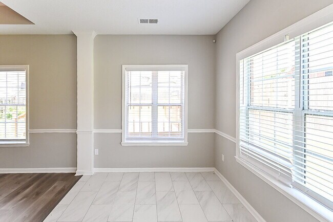 Building Photo - 5546 Lakefront Dr