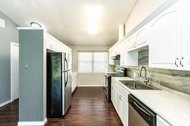Building Photo - Sharp 3 Bedroom in LISD