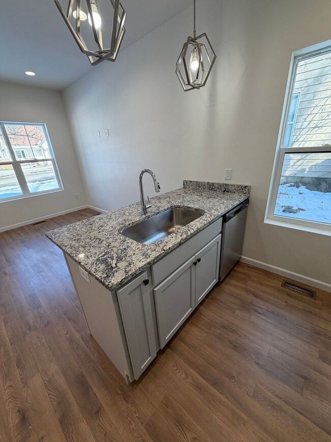 Building Photo - 3 Bedroom | 2 Bathroom | 1 Car Garage | Duplex | Springfield MO!