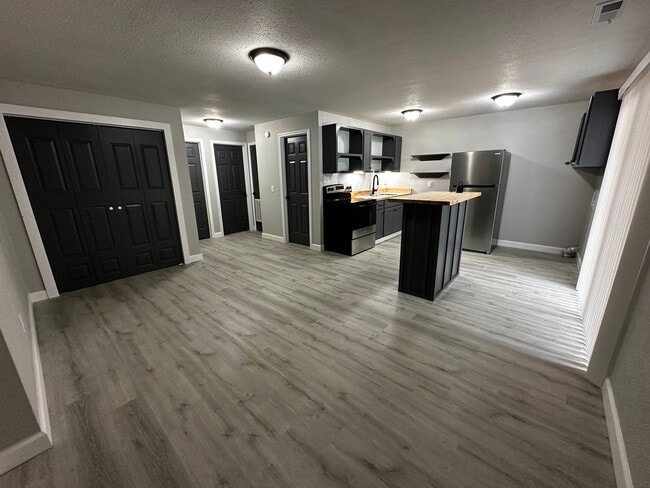 Building Photo - FULLY REMODELED 2 Bedroom Apartment with l...