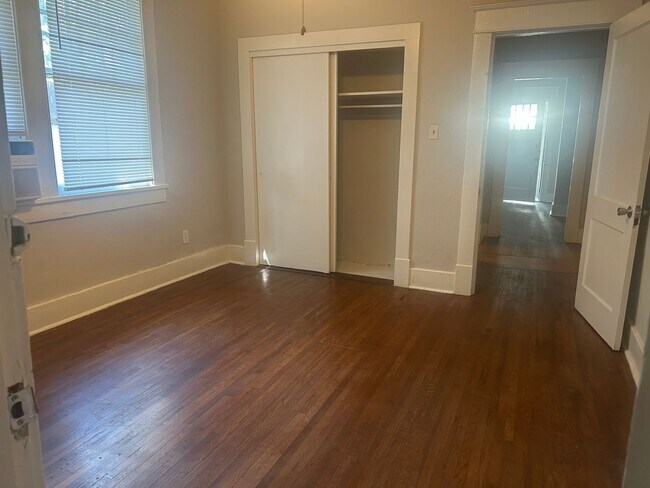 Building Photo - 2124 Maple St