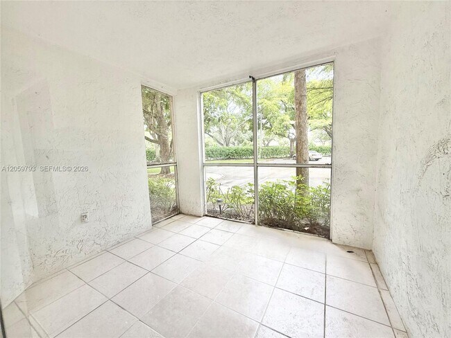 Building Photo - 9755 Westview Dr