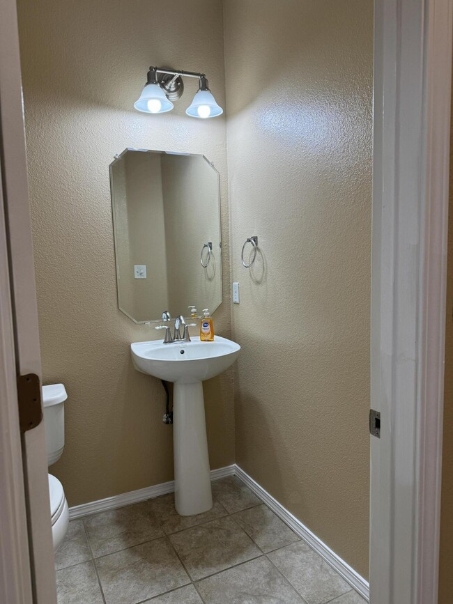 Building Photo - 10812 Fort Point Ln NE