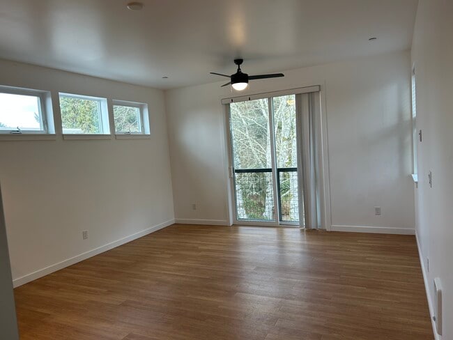 Building Photo - Canal House