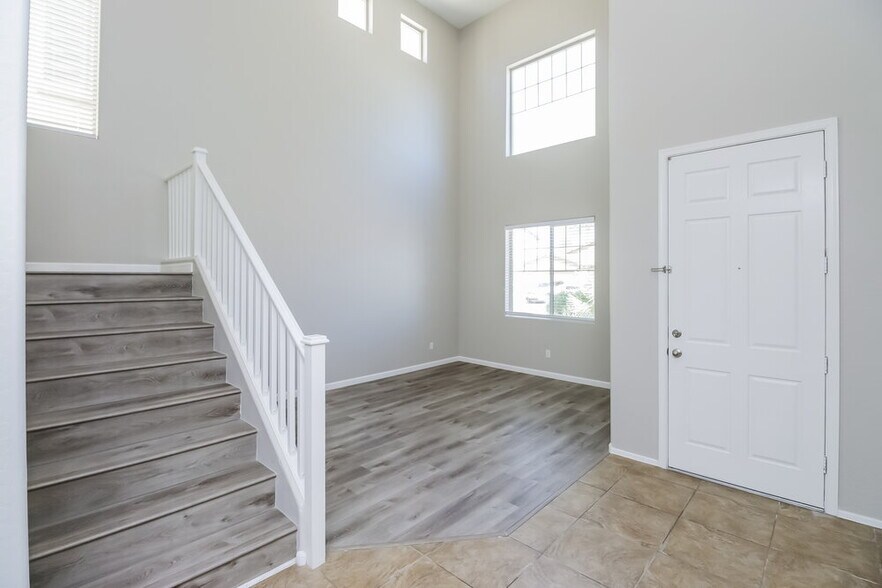 Building Photo - 545 E Navajo Trail