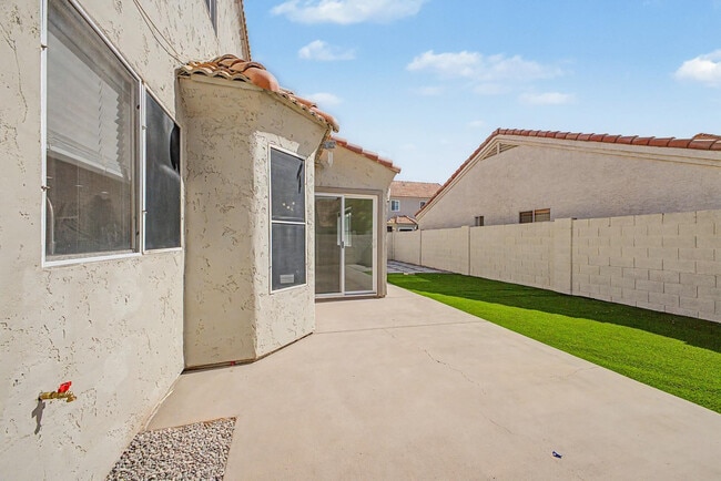Building Photo - 1006 S Tiago Dr