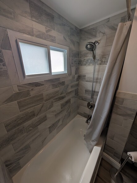 Bathroom - 412 University Ave